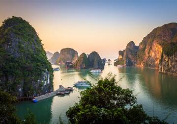 Crucero por la bahía de Ha Long, Vietnam.