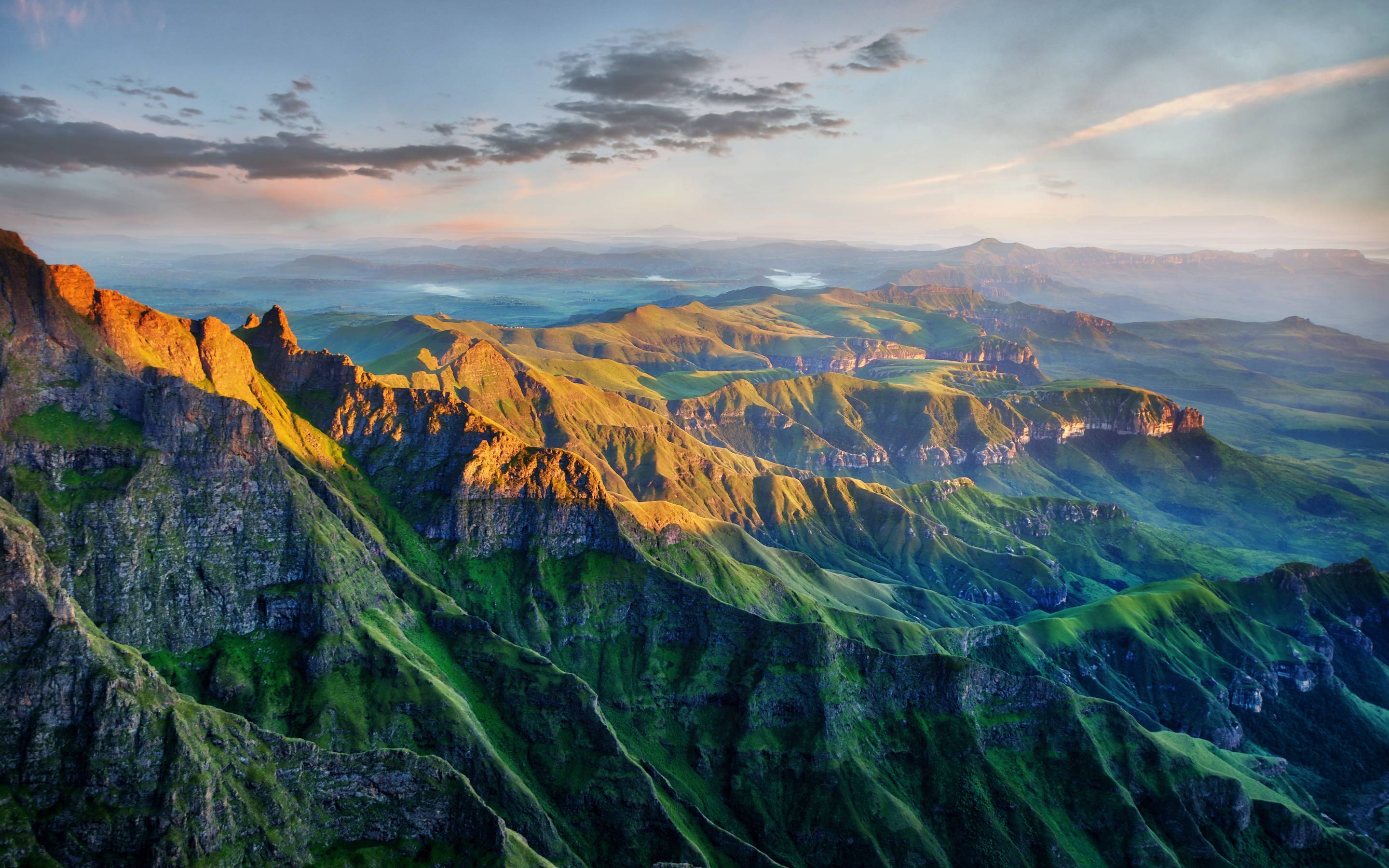 Драконовы горы. Drakensberg Amphitheatre. Гора амфитеатр ЮАР. Южная Африка.