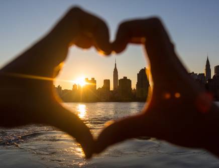 Sicht auf die New Yorker Skyline bei Sonnenuntergang