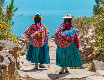 Peruanische Frauen in traditioneller Kleidung