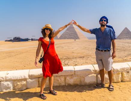 Pareja visitando las pirámides de Egipto
