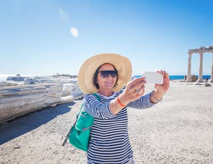 Mujeres fotografiando el Templo de Apolo en Grecia