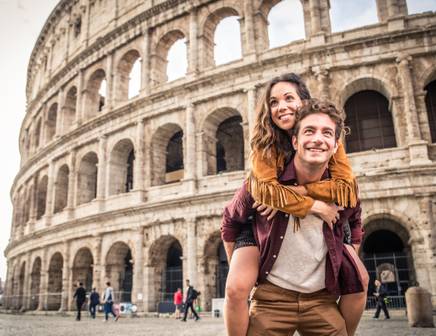 Una pareja conociendo Roma