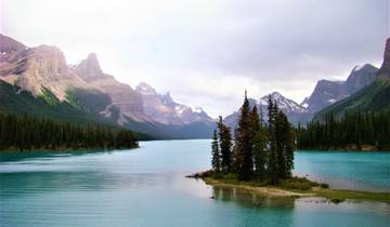 Beautiful lake surrounded by mountains.
