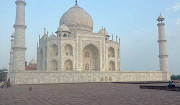 Side view of the Taj Mahal with a clear sky.