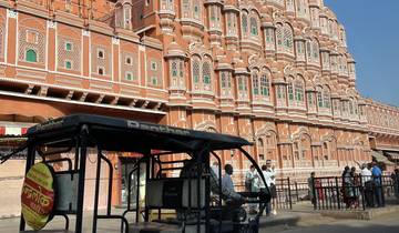 Hawa Mahal in Jaipur with a tuk-tuk in front.