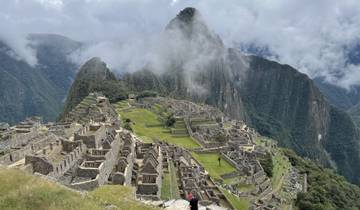 Panoramic view of Machu Picchu ruins and mountains.