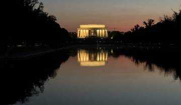 Reflection of Lincoln Memorial on the reflecting pool at dusk.