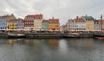 Colorful buildings along a canal with boats.
