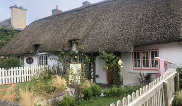 Quaint thatched cottage with garden.