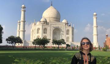 Visitor in front of the iconic Taj Mahal.