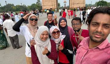 Group selfie with India Gate in the background.