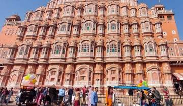Hawa Mahal with tourists and rickshaws in front.