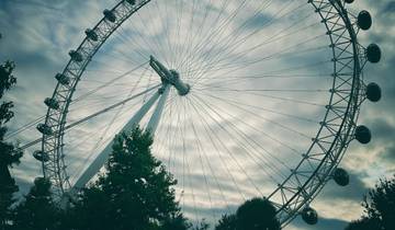 Massive ferris wheel on a cloudy day.