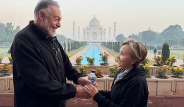 Couple posing in front of the Taj Mahal.