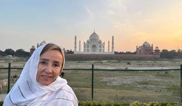Woman posing with the Taj Mahal in the background.