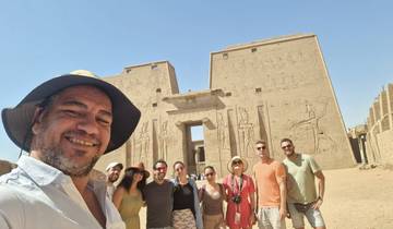 Group of tourists in front of a ancient Egyptian temple.