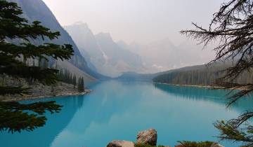 View of a lake surrounded by mountains.