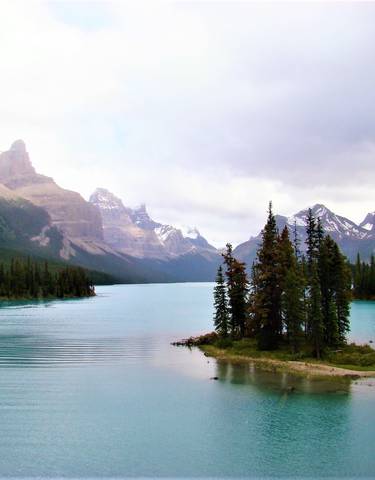 Beautiful lake surrounded by mountains.
