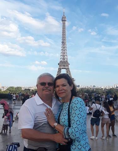 Couple posing with the Eiffel Tower in the background.