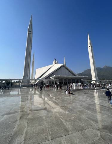 Iconic mosque with people in the foreground.