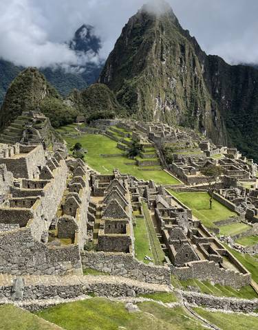 Clear view of the Machu Picchu ruins.
