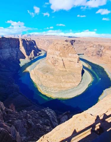Horseshoe Bend with a panoramic view of the river and cliffs.