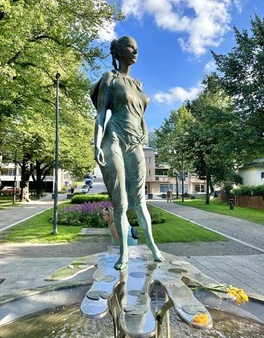 Statue of a woman in a park.