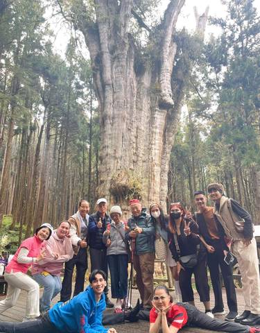 Group posing in front of a huge tree