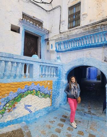 Tourist in the blue city of Chefchaouen.