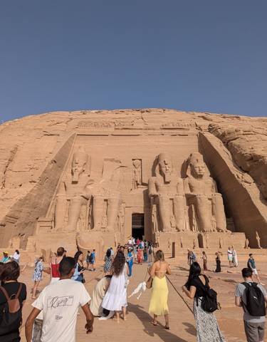 Colossal statues carved into the facade of Abu Simbel.