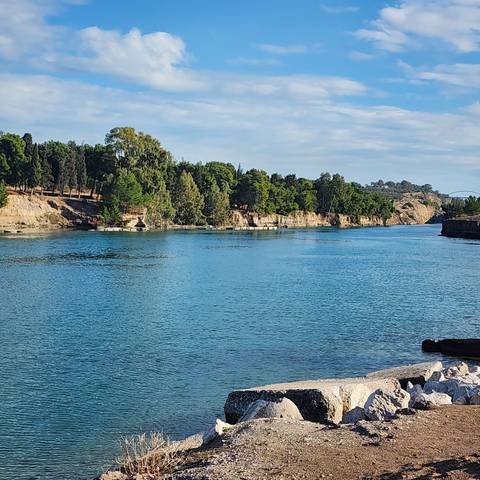 A peaceful lake with trees on the shoreline.