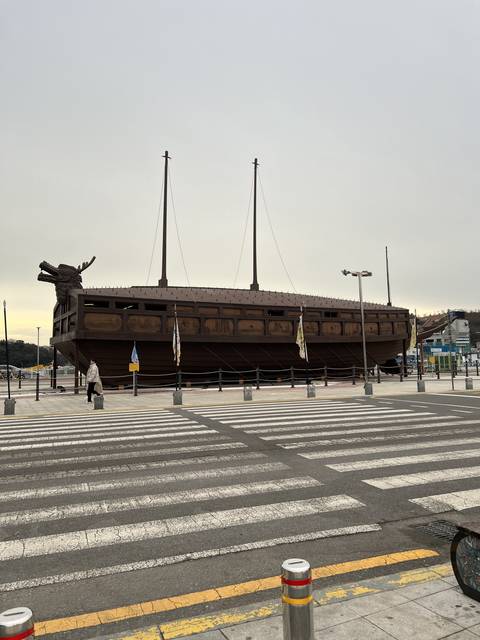       Traditional structure resembling a ship viewed from the side.
  