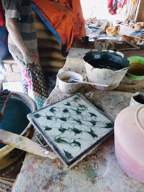       Close-up of a marble art block with design.
  