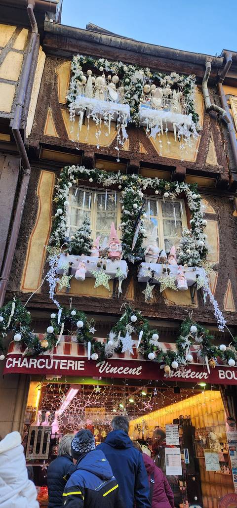       Decorated boutique storefront with holiday decorations.
  