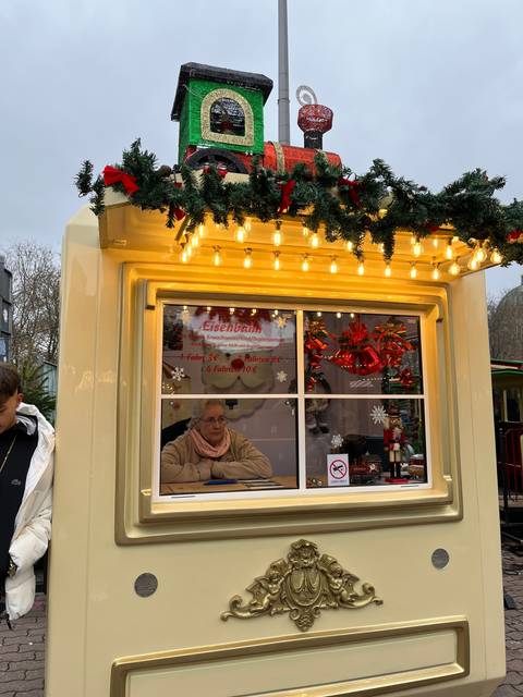       Decorated Christmas market stall
  