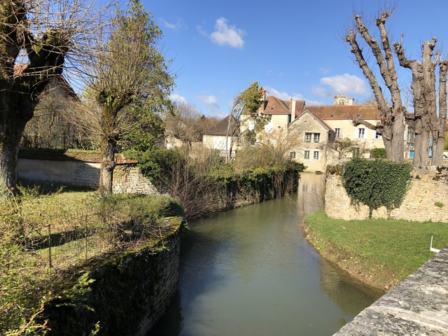       A serene river flowing through an idyllic countryside setting.
  
