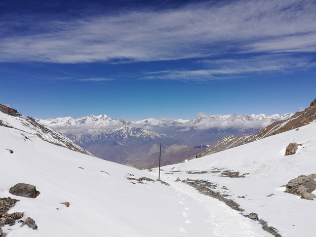       Snowy mountain landscape with clear sky
  