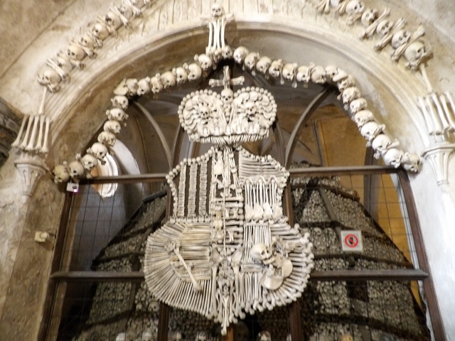       Interior of a chapel decorated with human bones.
  
