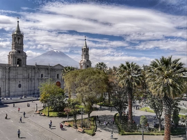 Plaza de Armas in Arequipa with a mountain in the background.