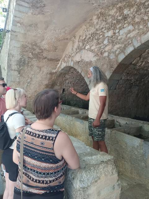       A guide explaining ruins to visitors.
  