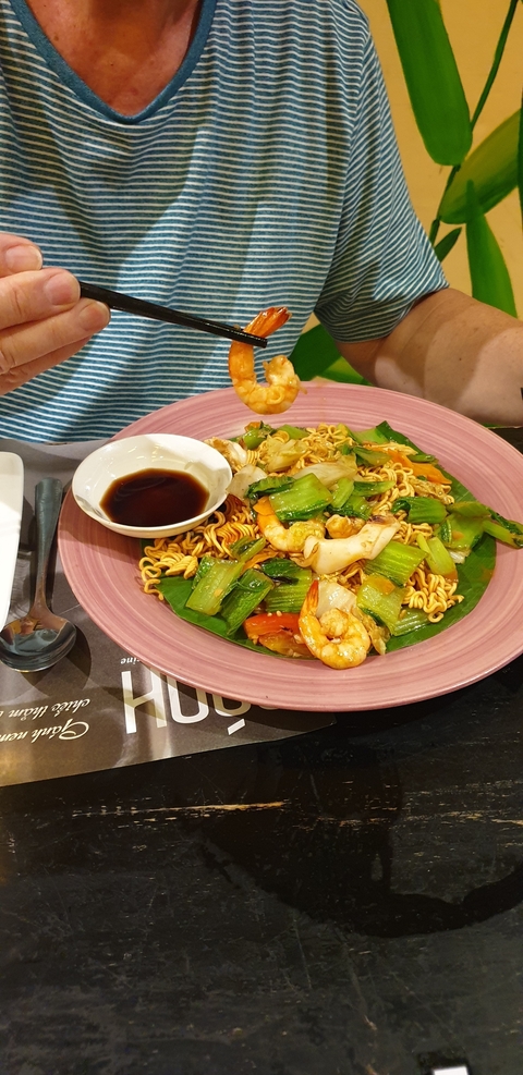 Stir-fried noodles with shrimp and vegetables.