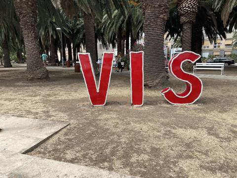 Upside-down image of red text 'SIA' and palm trees.