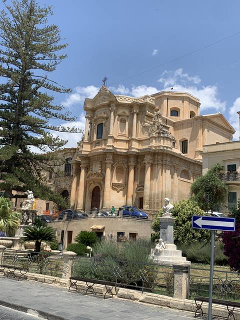       Facade of a baroque cathedral with sculptures.
  