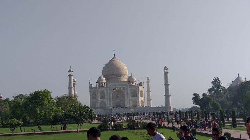       The Taj Mahal with a crowd of tourists in front
  