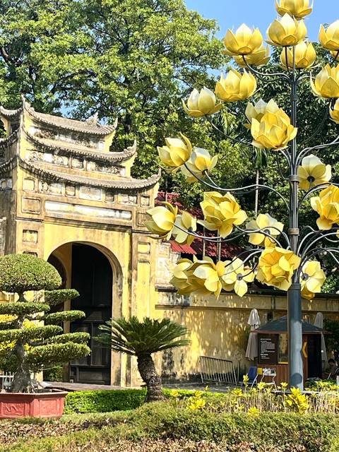       Ornamental arch with blooming flowers.
  