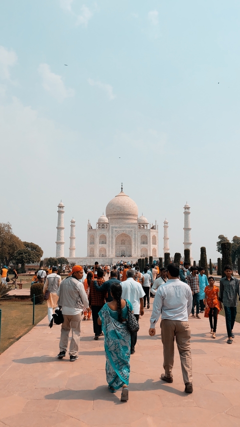 Crowd in front of the Taj Mahal.