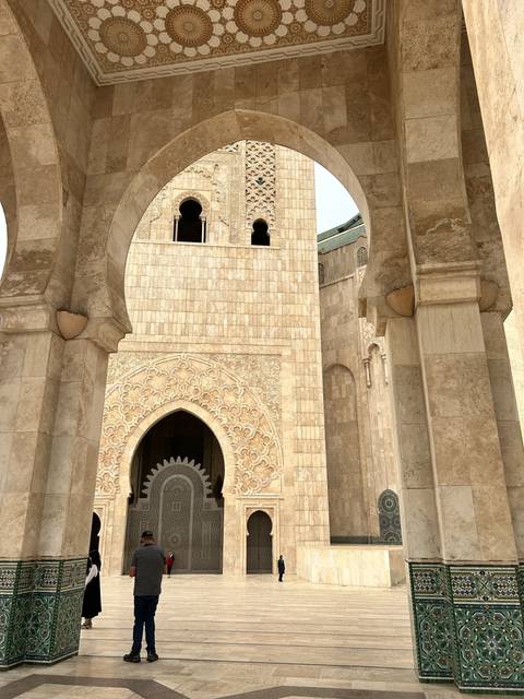       Ornate building with large archway and tiled details.
  