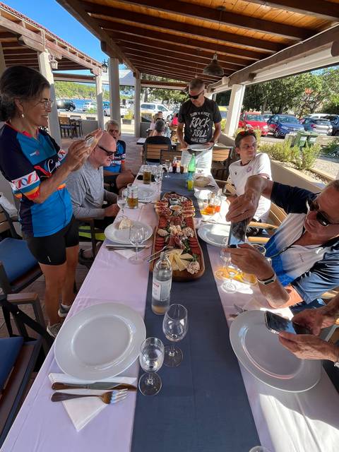 Outdoor dining with food and drinks.