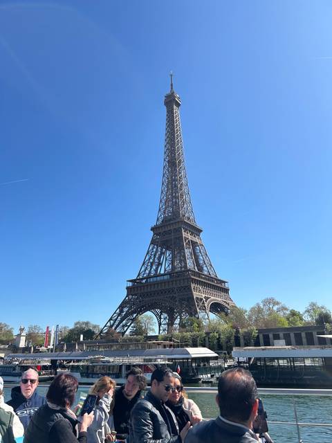 Group of people in front of the Eiffel Tower.